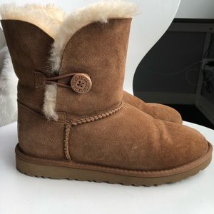 Short ugg boots with button